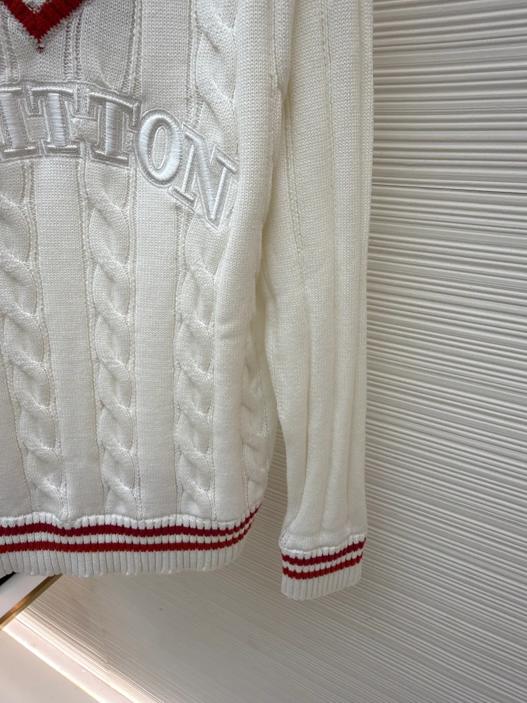 LOUIS VUITTON College-style V-neck sweater ●Original version: Purchased and developed for 17450 ●Item number: 1681148-C15 ●Fabric: wool blended fabric ●Technology: woven embroidery ●Version: Fitted version ●Weight: about 715 grams ●Size: S-M-L ●Description: College-style V-neck sweater White and red stripe design Chest letter embroidery Twist woven texture Pure cotton fabric comfortable and warm V-neck design slimming The red and white stripes are very preppy. The overall wiring is straight and delicate, the fabric is comfortable and soft, and the color is consistent without color difference. It can be matched with the same style to create a fashionable look and control various occasions. Customized accessories, complete with three standards, same style for men and women!